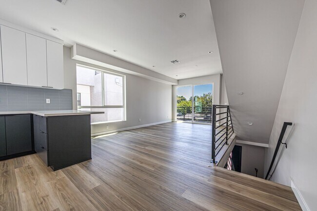 Building Photo - Sleek and spacious 4-bedroom, 4.5-bathroom...