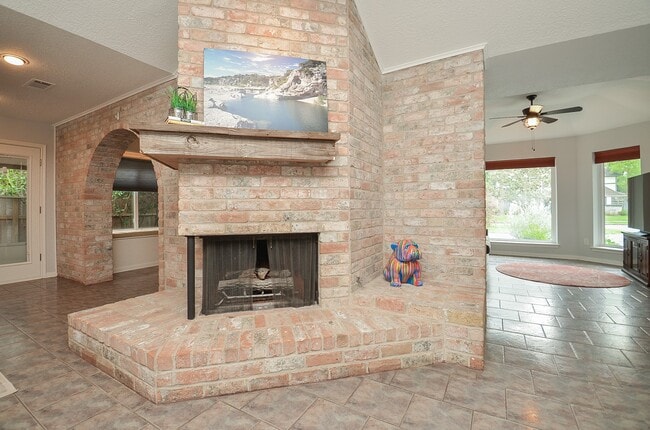 Building Photo - 827 Millpond Dr