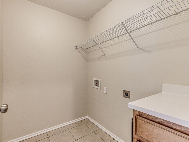 Building Photo - Updated home in Edmond + 3 bed + 2 bath