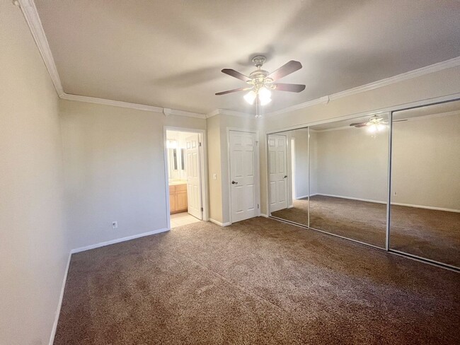 Building Photo - Spacious 3 bed 2 bath Condo on Telegraph C...