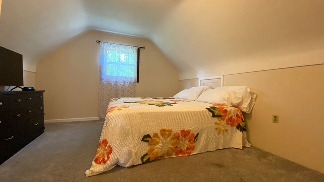 Building Photo - Fully Furnished with Washer and Dryer on q...