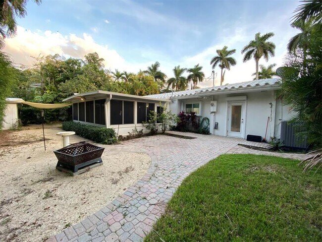 Building Photo - 1049 Van Buren St