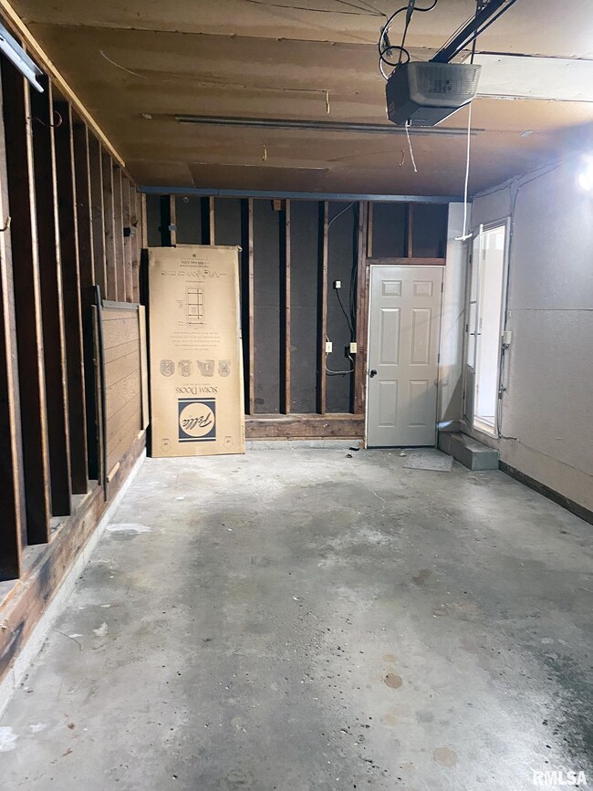 Building Photo - 1829 W Daytona Dr