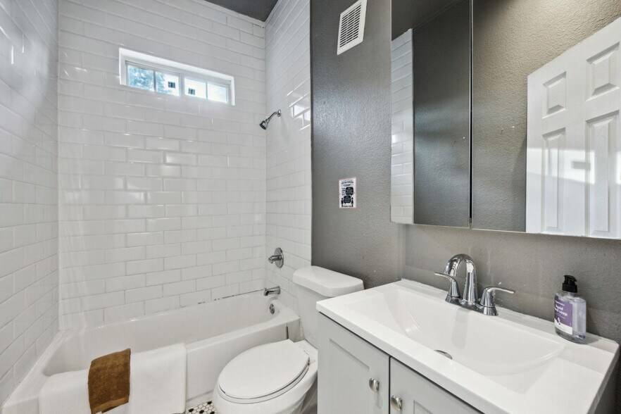 Building Photo - 605 S Oak Cliff Blvd