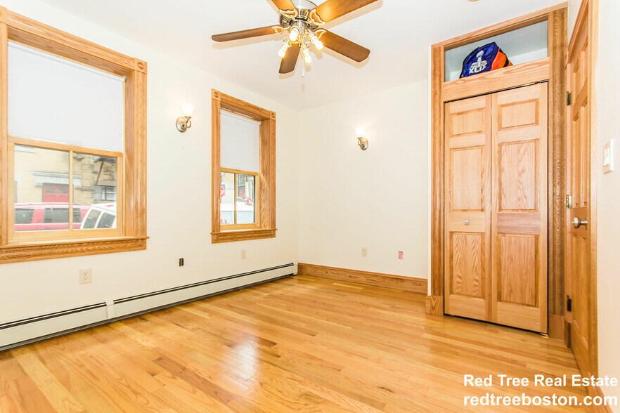 Building Photo - 27 Phillips St