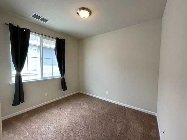 Building Photo - 3845 Lookout Dr