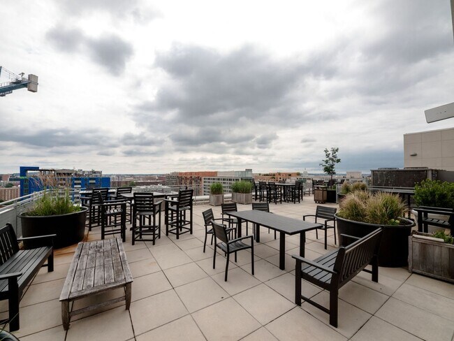 Building Photo - Centrally Located 1BD/1BA w Parking Chinat...