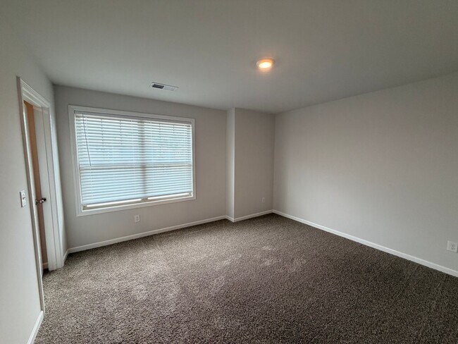 Building Photo - 1/2 Off First Month's Rent! Gorgeous 4 BR 2.5 Bath in Westlawn! Minutes from Veterans Parkway, Sh...