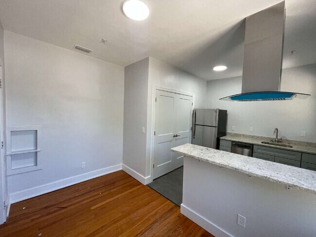 Building Photo - Recently remodeled 2/1 in Midtown!