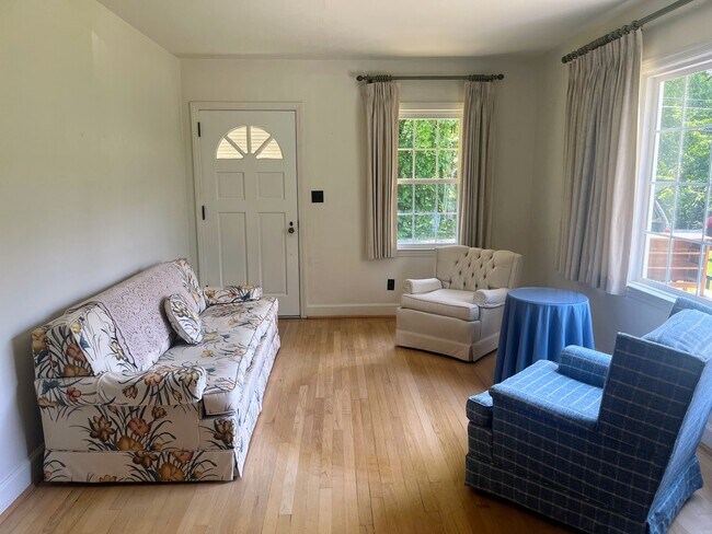 Living room - 3805 Knollwood Dr