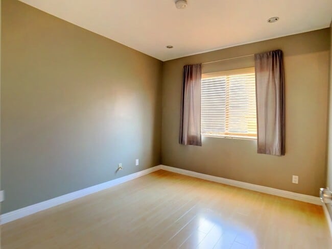 Building Photo - A Beautiful updated trilevel townhome in W Figueroa is now available for rent.