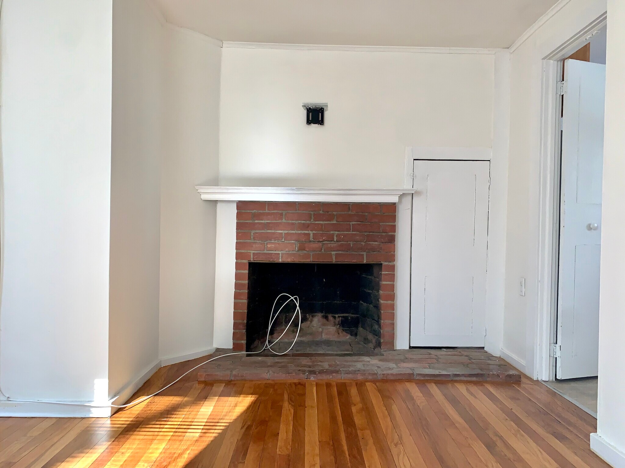 Building Photo - 1490 Farmington Ave