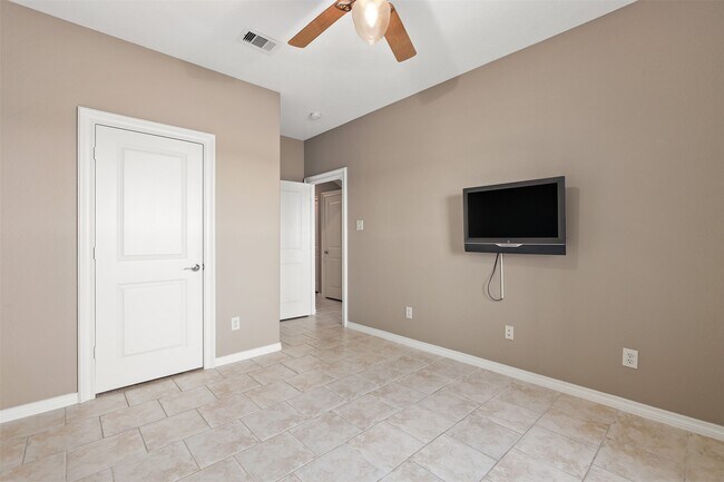 Building Photo - 17 Armand Shore Dr