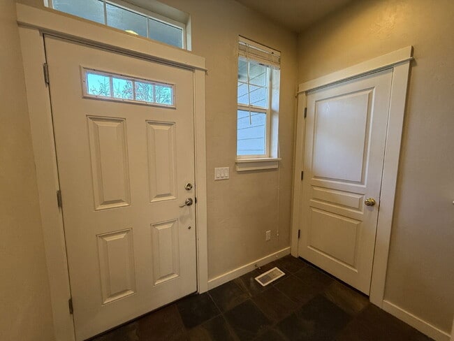 Building Photo - 2466 Mountain Terrace