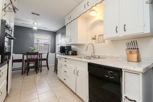 Building Photo - 1603 Karen Ln