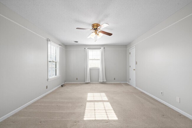 Building Photo - Pet Friendly Three Bedroom in Sango!