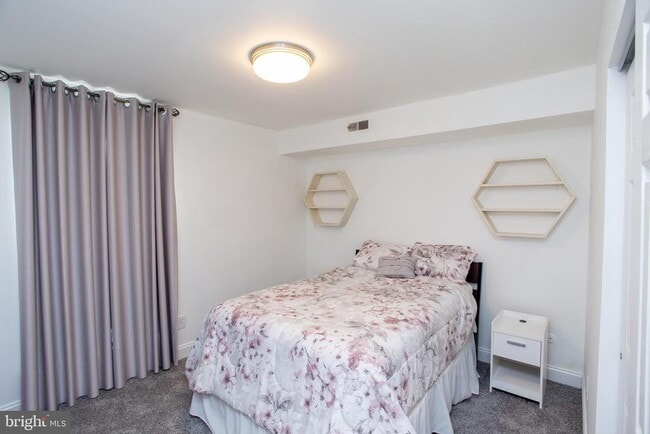 Building Photo - 33 Dogwood Ln