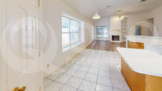 Building Photo - 733 Rockett Ln