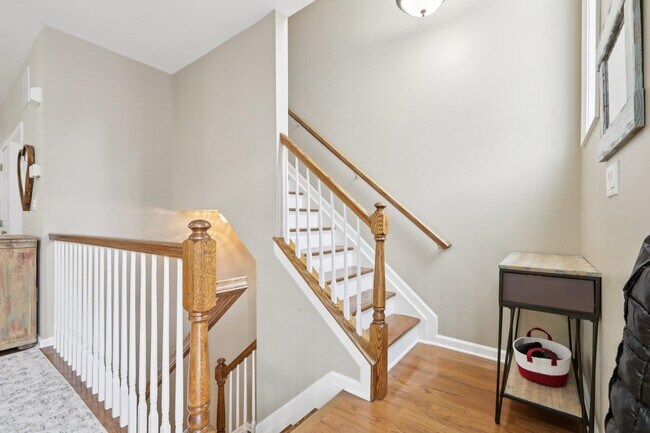 Building Photo - 273 Roslyn Ct