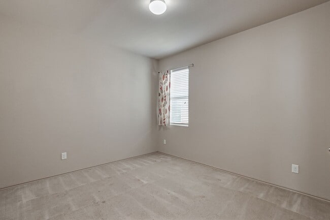 Building Photo - Ready to move in!