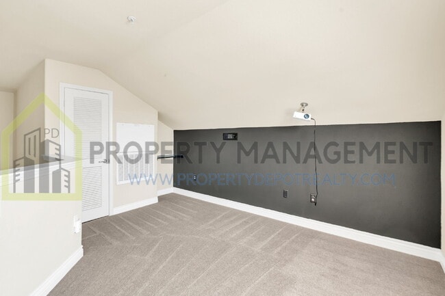 Building Photo - Spacious 2 (or 3!) Bed Condo in Gated Community