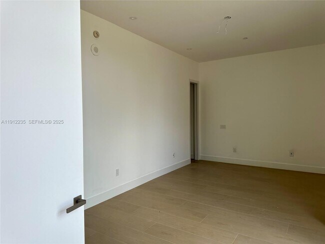 Building Photo - 881 Ocean Dr