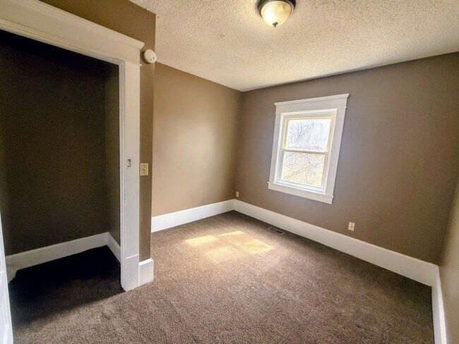 Building Photo - 729 Mallison Ave