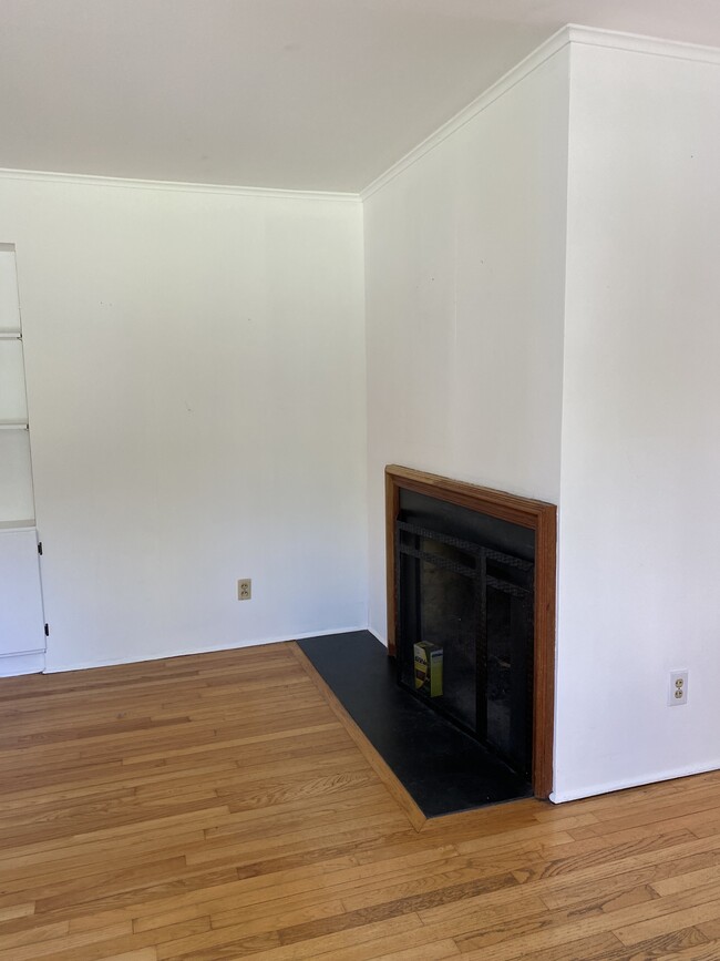 Fireplace in dining area - 44 Shorelands Dr