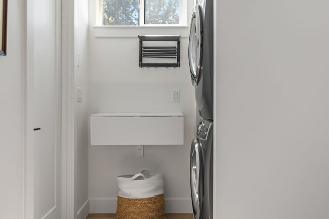 Building Photo - 142 SW Roosevelt Ave