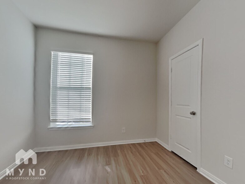 Building Photo - 15442 Maple Ter Dr