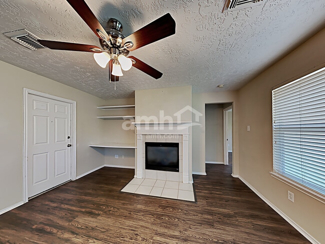 Building Photo - 18401 Sunrise Oaks Ct