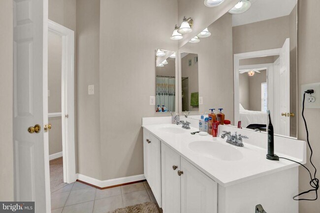 Building Photo - 2460 Eastbourne Dr