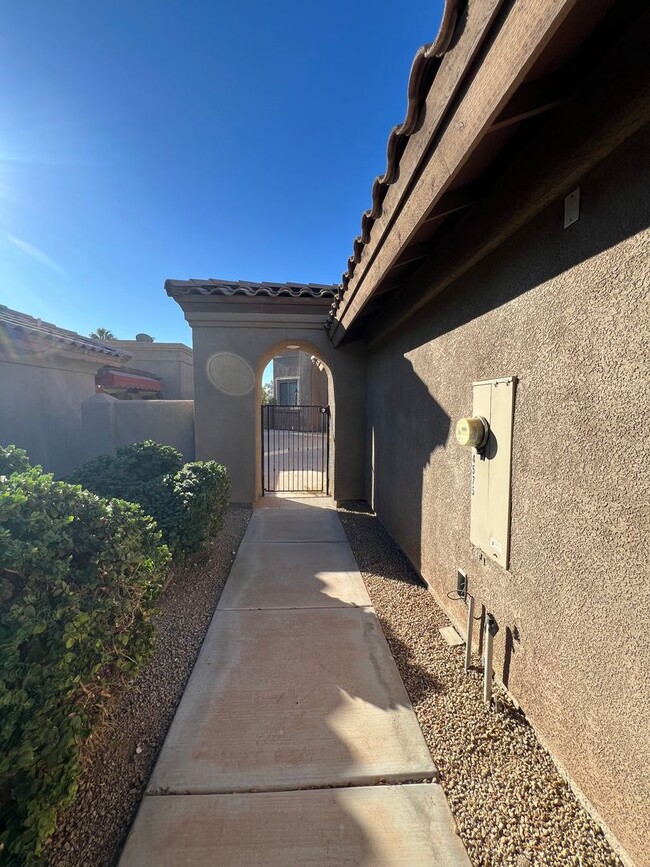 Building Photo - 3 BEDROOM IN LA QUINTA!