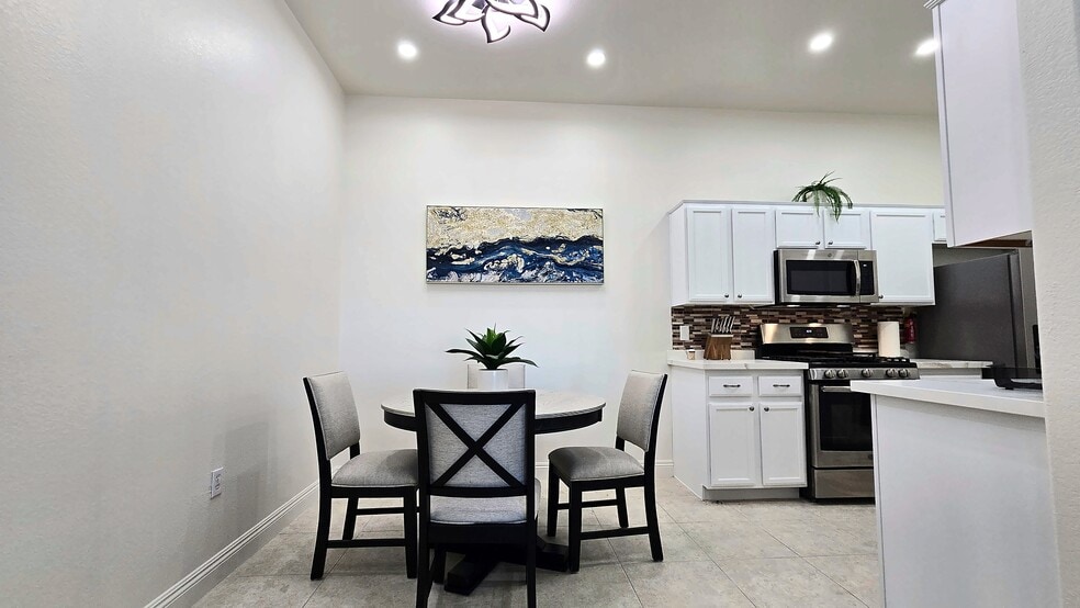 Building Photo - 2305 W Horizon Ridge Pky