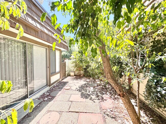 Building Photo - 10464 Larwin Ave