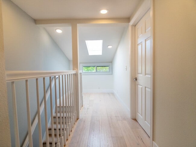 Building Photo - 1435 Edgehill Dr