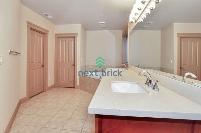 Building Photo - 4 BED & 2.5 BATH TOWNHOUSE FOR RENT