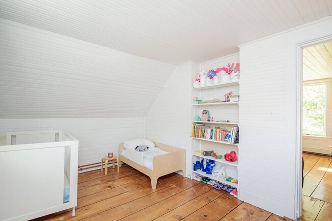 Building Photo - 706 Springs Fireplace Rd