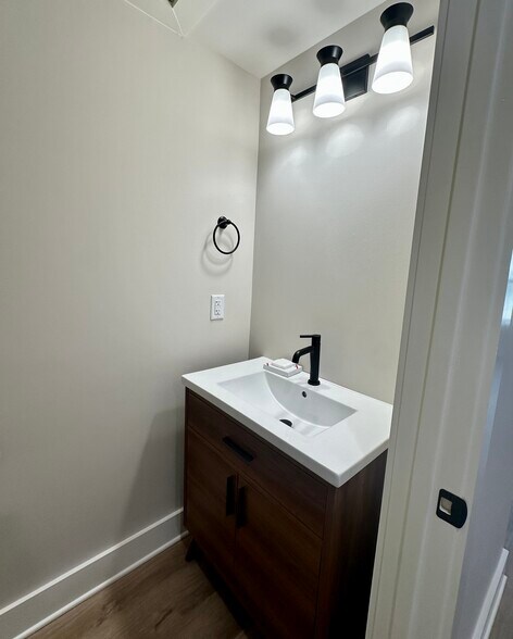 Building Photo - 16 Walnut St NE