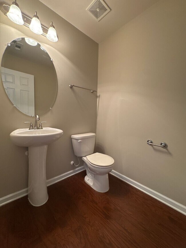 Building Photo - Well-Maintained 4BR Home in Lebanon | Great Location + Natural Light