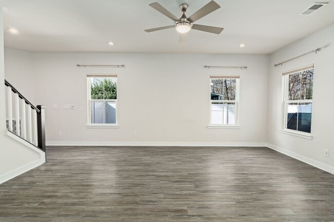 Building Photo - Relaxed Summerville Living Starts Here!