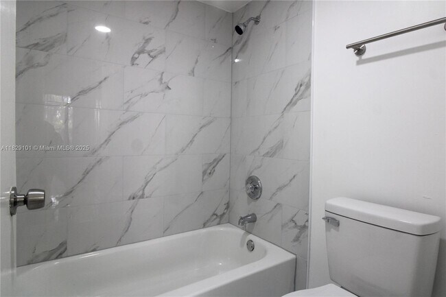 Building Photo - 3750 Inverrary Dr