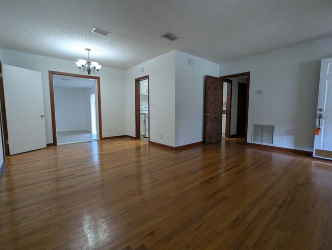 Building Photo - Adorable 3/2 with updated kitchen and full...
