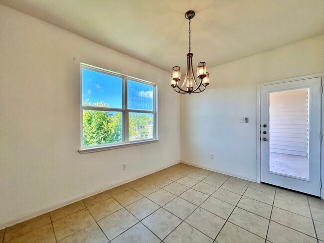 Building Photo - Beautiful 3-Bedroom, 2-Bath Home with Comm...