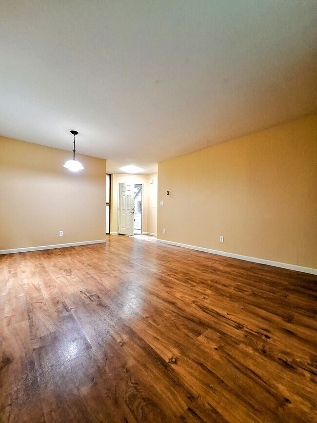 Building Photo - Refurbished Condo on 1st Floor With Laundry, Patio, Garage; Next to Pool!