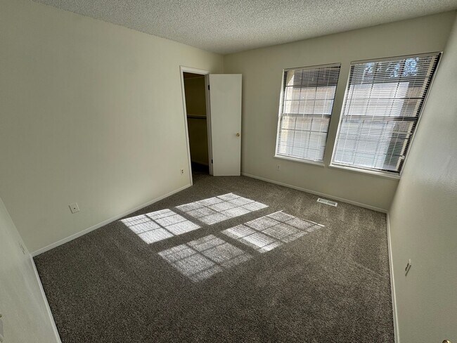 Building Photo - Live in the Timbers