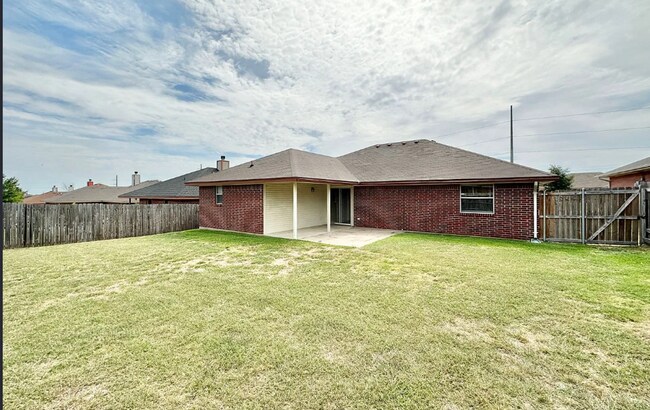 Building Photo - 4 Bedroom 2 Bath - Convenient Location