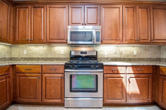 Building Photo - 108 Golfview Ct