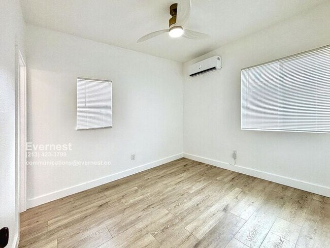 Building Photo - Lovely 2-Bedroom Duplex with Modern Comfor...