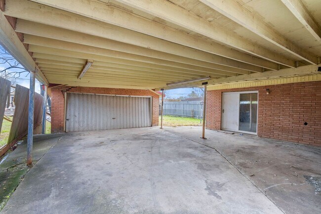 Building Photo - TWO BEDROOM ONE BATH WATER AND ELECTRICITY INCLUDED